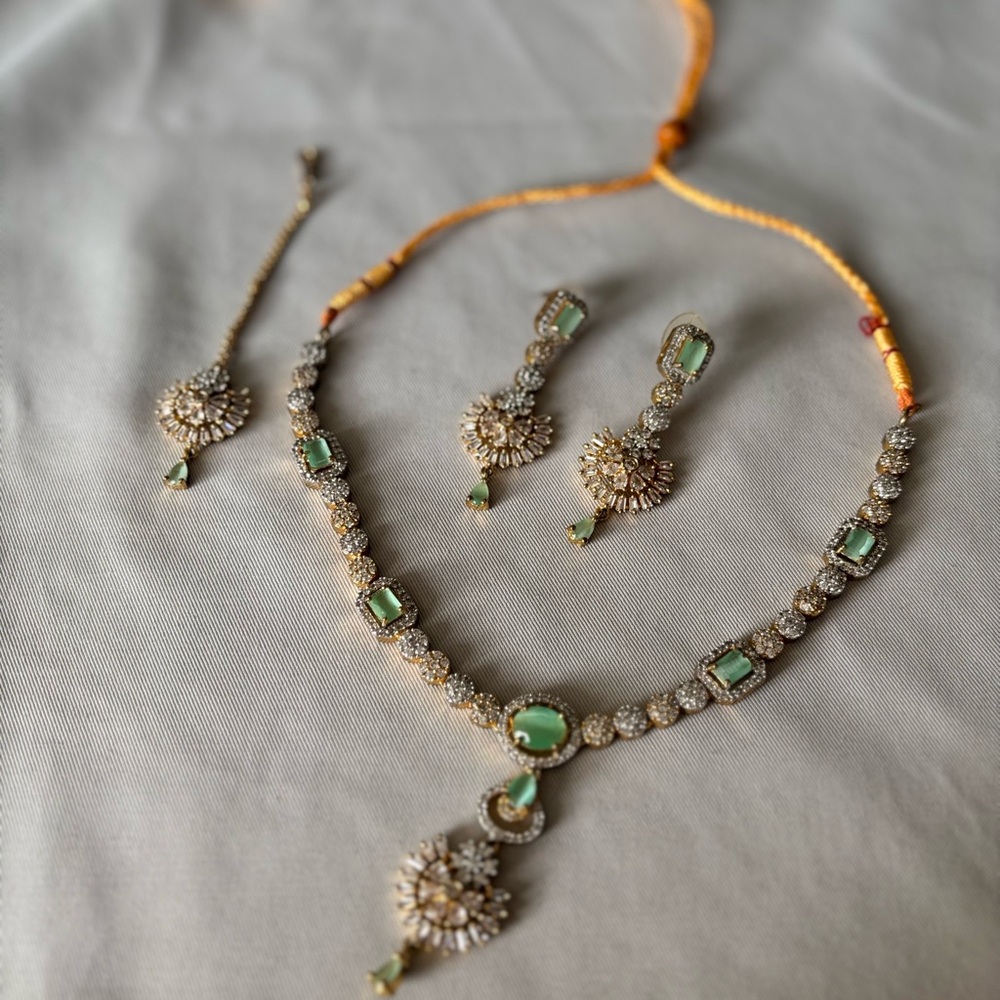 Elegant Green and Gold Jewelry Set